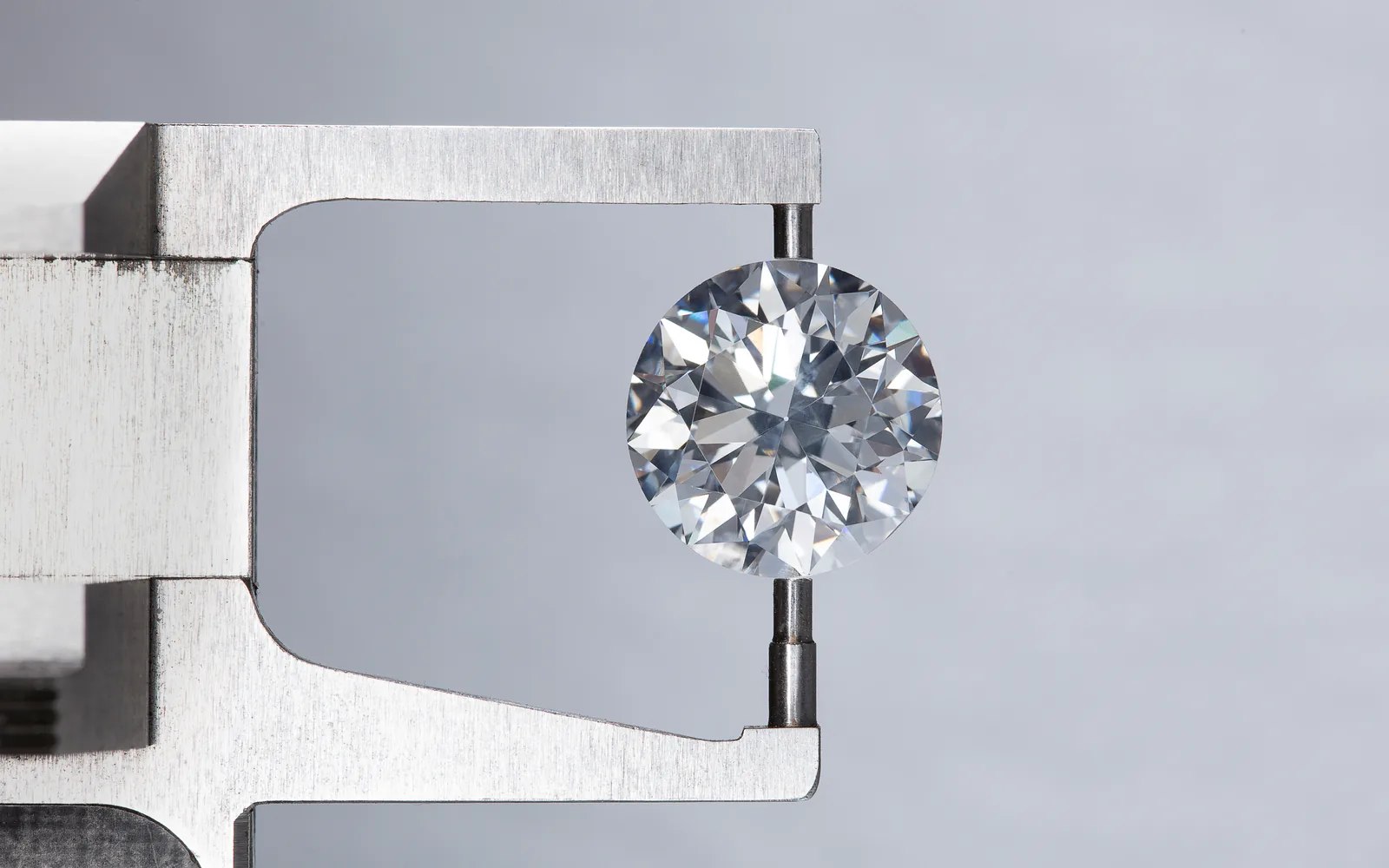 Diamant tenu en pince pendant une expertise gemmologique - Marseille
